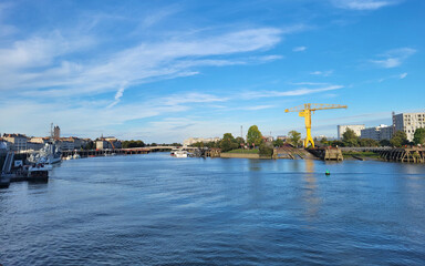 Fototapeta premium La loire, le Quai de la Fosse et l'île de Nantes. Loire-Atlantique, France.