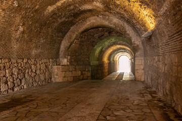 túnel subterráneo medieval sobre el arroyo del zacatín en Colmenar de Oreja, Madrid, España,...