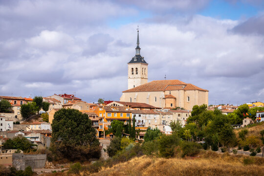vista panoramica de Colmenar de Oreja, Madrid con su importante iglesia de Santa Mar&iacute;a la Mayor
