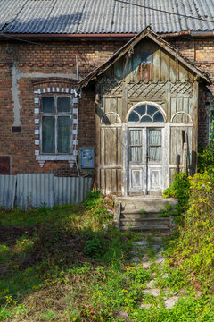 ganek , wejście do starego budynku