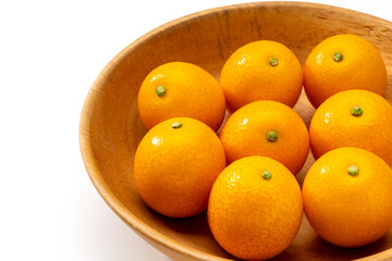 木製ボウルに盛られた新鮮な金柑