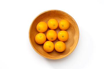 木製ボウルに盛られた新鮮な金柑