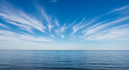 Obraz premium Vast Ocean Horizon Under a Dramatic Sky with Wispy Clouds.