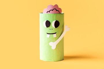 Halloween monsters from toilet paper roll tube, easy DIY handmade decorations idea. Paper toys...