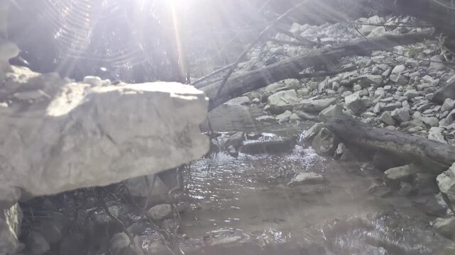 Sole sulle cascatelle nel fiume Conca nel comune di Montecopiolo