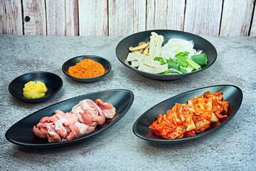 돼지고기 김치찌개를 요리하기 위한 재료의 모습