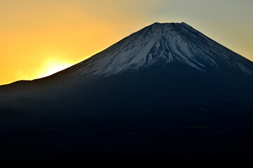 Fototapeta premium 天子山地の竜ヶ岳より 日の出前の神々しい富士山 