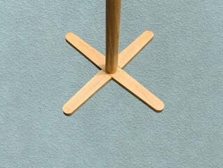 The green background in the picture is a wooden pole used as a base for hanging various things. It is a material used in the home. Natural materials are used to make beautiful patterns and beautiful.