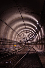 Obraz premium U-Bahn Tunnel mit Gleisen
