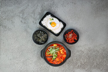 고추장 돼지짜글와 계란밥과 반찬을 함께 촬영한 모습