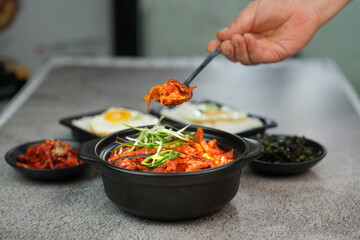 짜글이 찌개를 숫가락으로 한스푼 뜬 모습