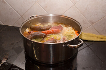 Detalhe de panela inox a cozinhar um prato típico de Portugal, Cozido à Portuguesa.