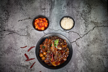 간장 돼지등뼈찜을 촬영한 모습입니다.