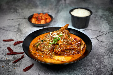 매운 돼지등뼈찜을 촬영한 모습입니다.