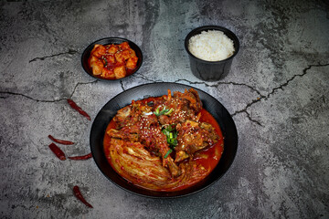 김치 돼지등벼찜을 촬영한 모습입니다.