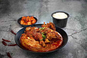 김치 돼지등벼찜을 촬영한 모습입니다.
