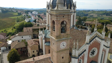 Fontanile, Asti, Piemonte, Italia - Le colline i vignete, panorami e chiesa con cupola. 