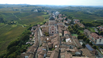 Fontanile, Asti, Piemonte, Italia - Le colline i vignete, panorami e chiesa con cupola. 