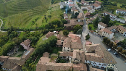 Fototapeta premium Fontanile, Asti, Piemonte, Italia - Le colline i vignete, panorami e chiesa con cupola. 