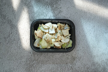 세송이버섯과 양파를 볶아 놓은 모습입니다.