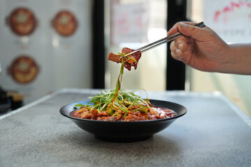 고추장 불고기를 젓가락으로 집은 모습