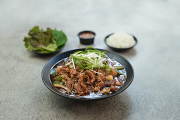 간장 불고기와 쌈채소와 공기밥을 촬영한 모습