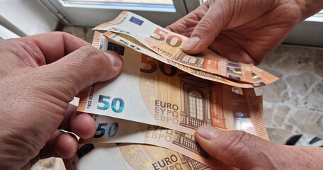 Banconote da 50 che passano da una mano all'altra - business o tangente