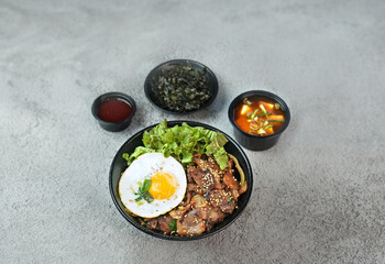 목살 덮밥을 촬영한 모습입니다.