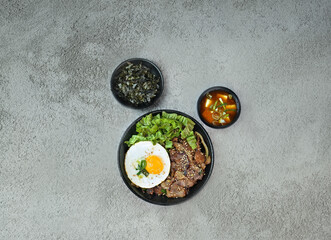 목살 덮밥을 촬영한 모습입니다.