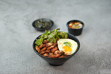 삼겹살 불고기 덮밥을 촬영한 모습입니다.