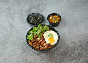 삼겹살 불고기 덮밥을 촬영한 모습입니다.