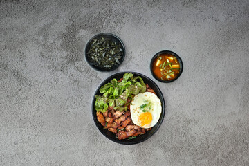 삼겹살 불고기 덮밥을 촬영한 모습입니다.