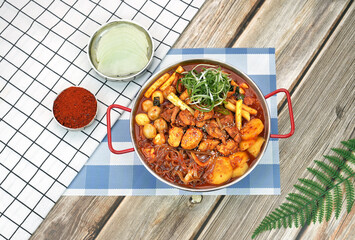 한국의 닭볶음탕을 촬영한 모습입니다.