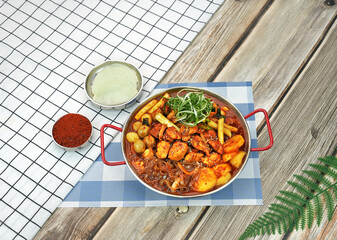 한국의 닭볶음탕, 매운찜닭을 촬영한 모습입니다.