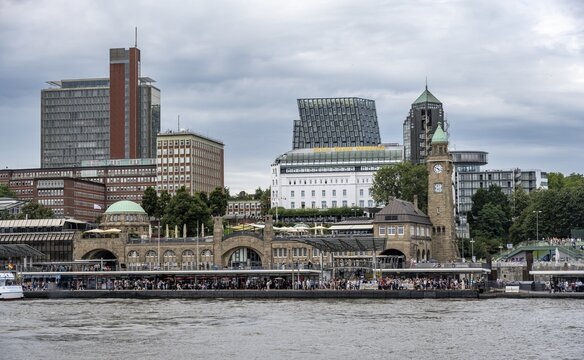 Elbe and St. Pauli Landungsbr&uuml;cken, historic building with level tower, St. Pauli district with skyscraper Dancing Towers, Hamburg, Germany