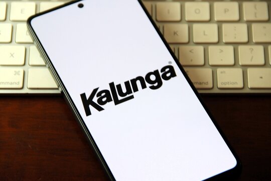 Kalunga - Rede de lojas brasileira especializada em com&eacute;rcio de materiais de papelaria e eletr&ocirc;nicos, contando com mais de 225 lojas em 21 estados brasileiros. Foi fundada em 1972 .