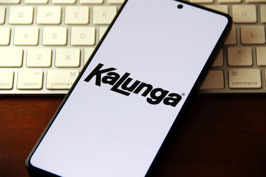 Kalunga - Rede de lojas brasileira especializada em com&eacute;rcio de materiais de papelaria e eletr&ocirc;nicos, contando com mais de 225 lojas em 21 estados brasileiros. Foi fundada em 1972 .