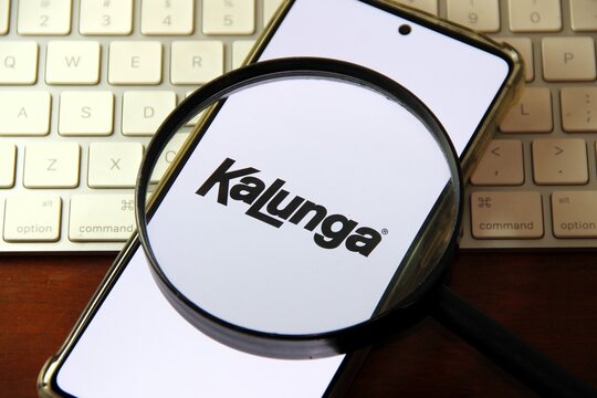 Kalunga - Rede de lojas brasileira especializada em com&eacute;rcio de materiais de papelaria e eletr&ocirc;nicos, contando com mais de 225 lojas em 21 estados brasileiros. Foi fundada em 1972 .