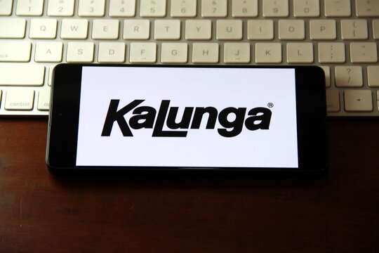 Kalunga - Rede de lojas brasileira especializada em com&eacute;rcio de materiais de papelaria e eletr&ocirc;nicos, contando com mais de 225 lojas em 21 estados brasileiros. Foi fundada em 1972 .
