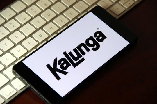 Kalunga - Rede de lojas brasileira especializada em com&eacute;rcio de materiais de papelaria e eletr&ocirc;nicos, contando com mais de 225 lojas em 21 estados brasileiros. Foi fundada em 1972 .