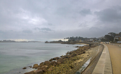 Joli paysage  de mer en Bretagne au passage d'un orage