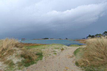 Joli paysage  de mer en Bretagne au passage d'un orage