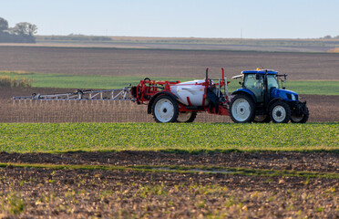 Agriculture intensive conventionnelle - &eacute;pandage de pesticide sur un champ de c&eacute;r&eacute;ales venant d'&ecirc;tre sem&eacute;