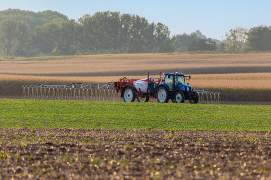Agriculture intensive conventionnelle - &eacute;pandage de pesticide sur un champ de c&eacute;r&eacute;ales venant d'&ecirc;tre sem&eacute;