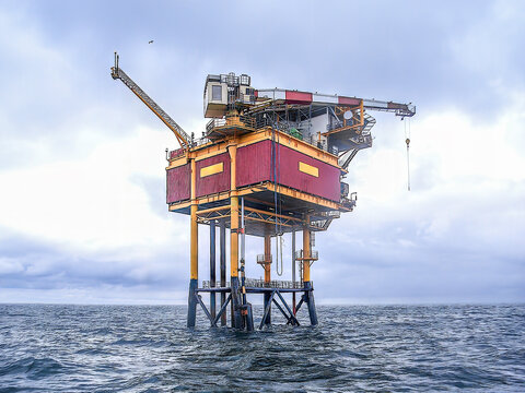 Bohrinsel im Meer vom Hubschrauber fotografiert
