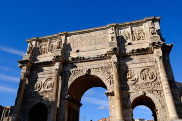 Obraz premium grand facade and detailed reliefs of the Arch of Constantine in Rome