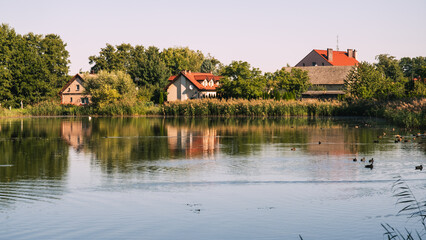 Domy nad stawem Dolina Baryczy © Grzegorz
