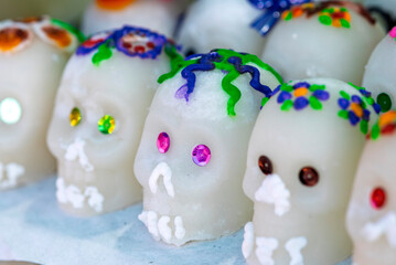 dia de muertos, calaveritas, calavera de azucar, festividad, mexico, coco, pastel, alimento, celebraciones, fiesta, decoraciones, caramelo, azucarar, delicioso, aperitivo, color