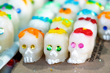 dia de muertos, calaveritas, calavera de azucar, festividad, mexico, coco, pastel, alimento, celebraciones, fiesta, decoraciones, caramelo, azucarar, delicioso, aperitivo, color