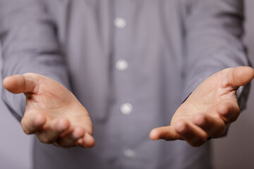 Obraz premium Close-up shot of a person's open hands, possibly offering, begging, or giving. Focus on gestures and emotions. Ideal for concepts of help, supp